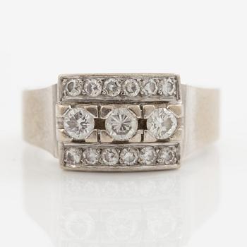 Ring, 18K vitguld med briljantslipade och åttkantslipade diamanter, totalt 0.57 ct enligt gravyr.