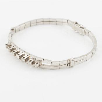 Bracelet, 18K white gold set with seven brilliant-cut diamonds.