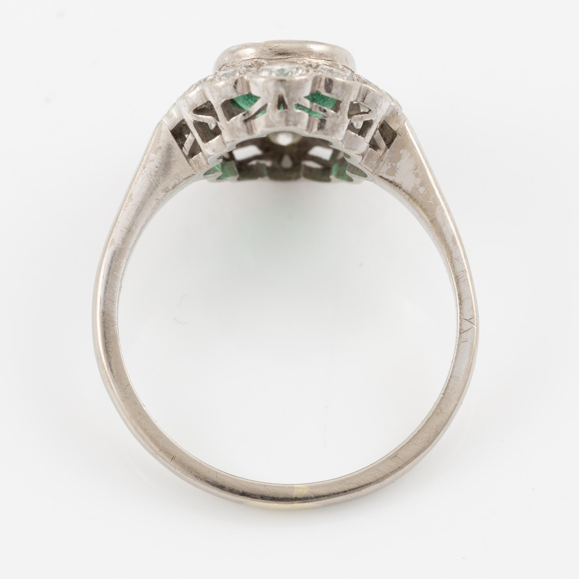 Ring 18K white gold with emerald and brilliant-cut diamonds.
