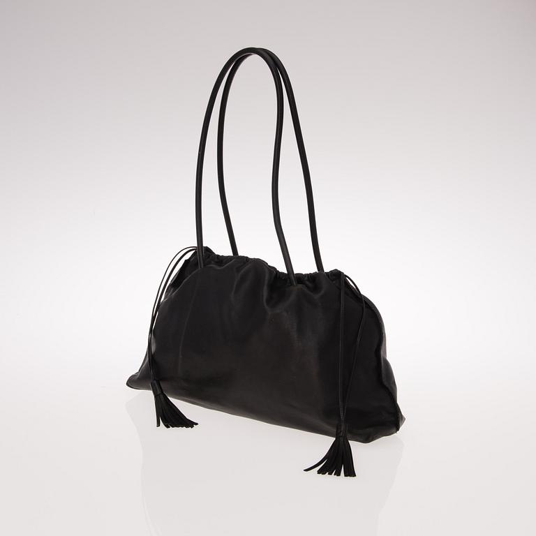 BLACK LEATHER DRAWSTRING TASSEL TOTE BAG.