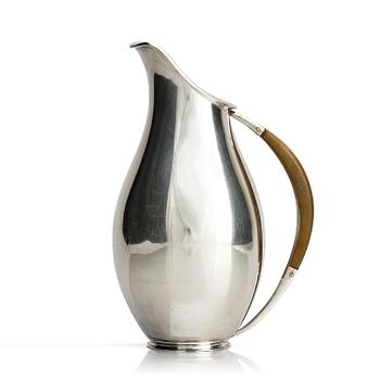 455. Anton F. Rasmussen, vattenkanna, sterling silver och bakelit, ca 1950-tal, Århus, Danmark.