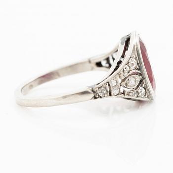Ring platina med en fasettslipad rubin samt gammal- och åttkantslipade diamanter.