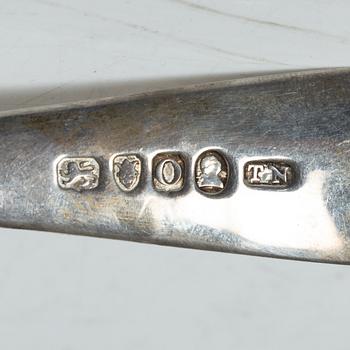 Thomas Wallis I, pokal, silver, London, England 1773 och Thomas Northcote, sked, silver, London, England 1789.