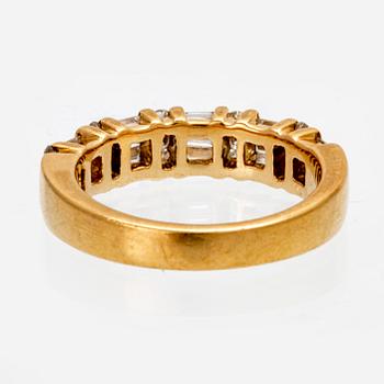 Ring 18K guld med diamanter rund briljant samt baguetteslipade.