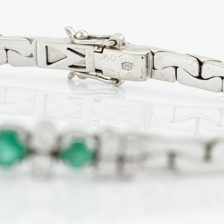 Bracelet in 18K white gold with emeralds and brilliant-cut diamonds.