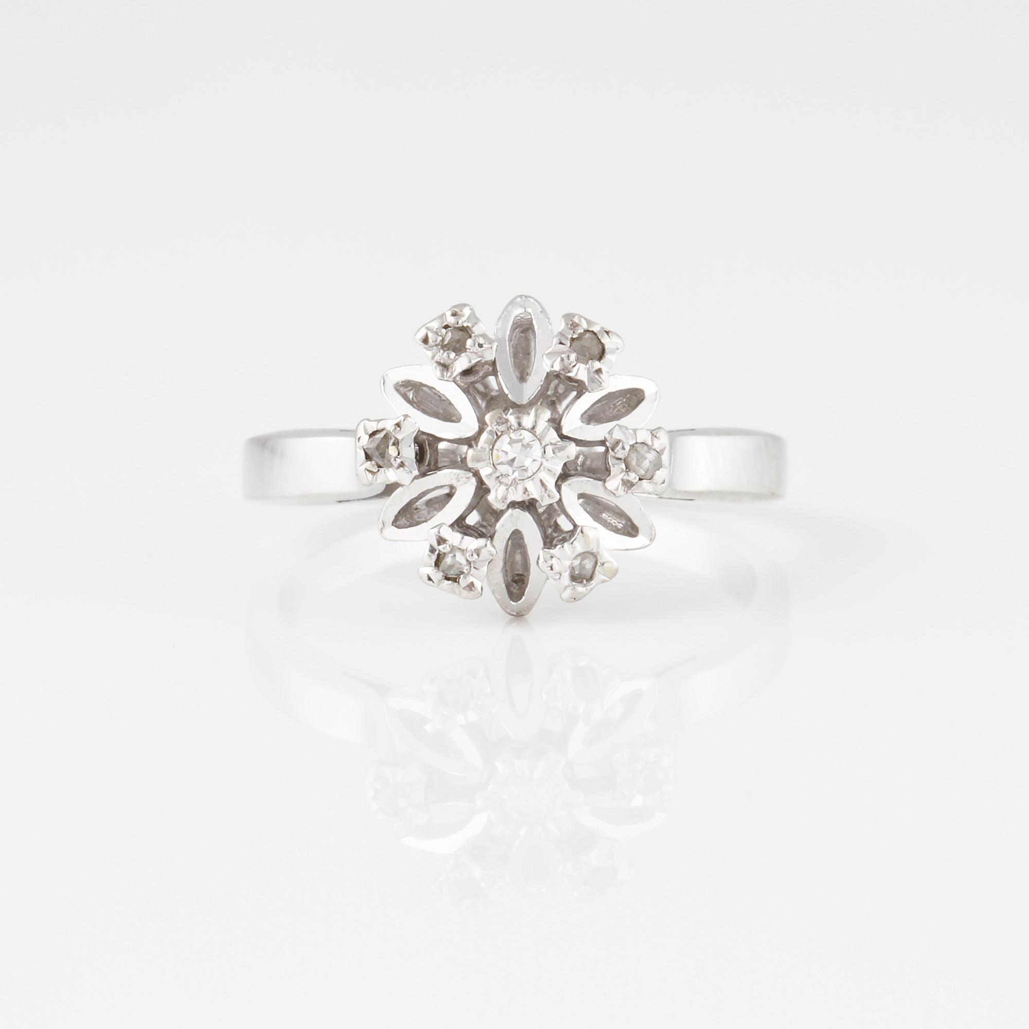 RING, med en åttkantslipad och 6 fasettslipade diamanter.