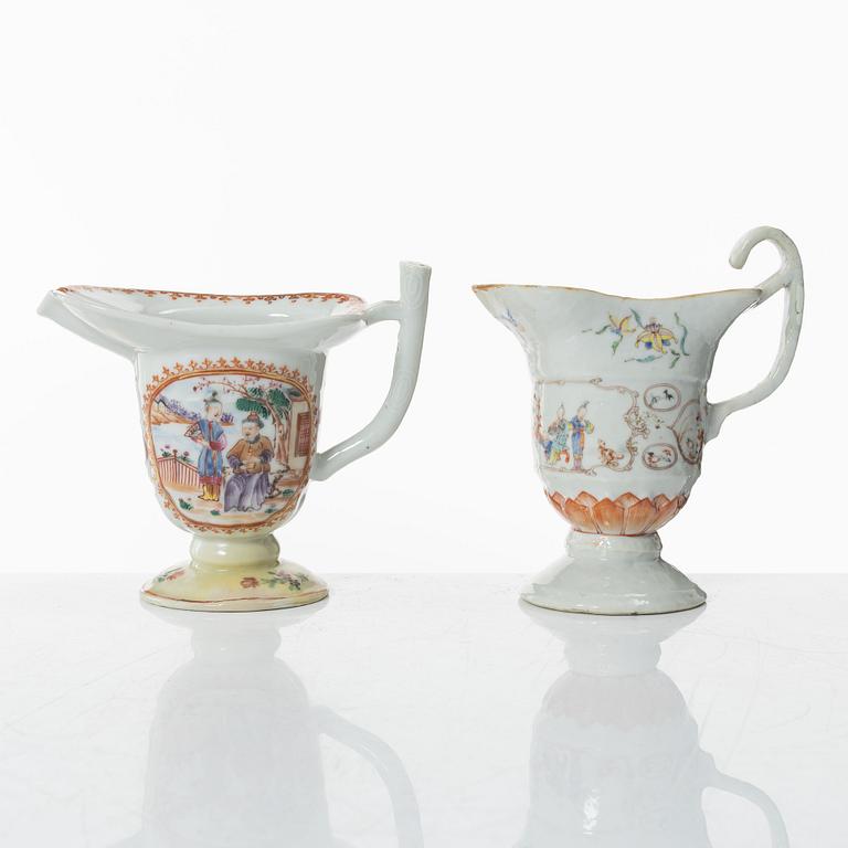 A group of three Chinese famille rose porcelain ewers and two dishes, Qing dynasty, Qianlong (1736-95).