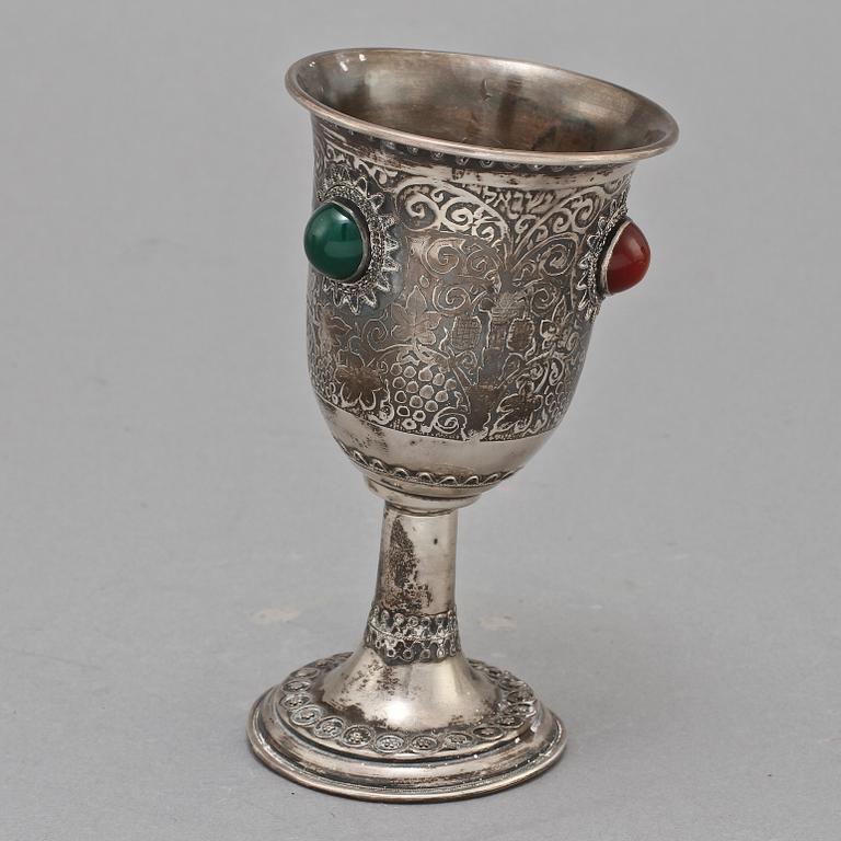 BÄGARE, 3 st, silver, England, Danmark resp Israel, 1800/1900-tal. Vikt 571 g.