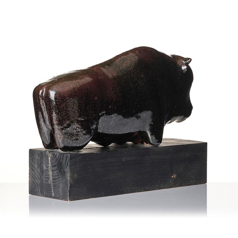 Ulla & Gustav Kraitz, a stoneware sculpture of a bull, Förslöv, Sweden.