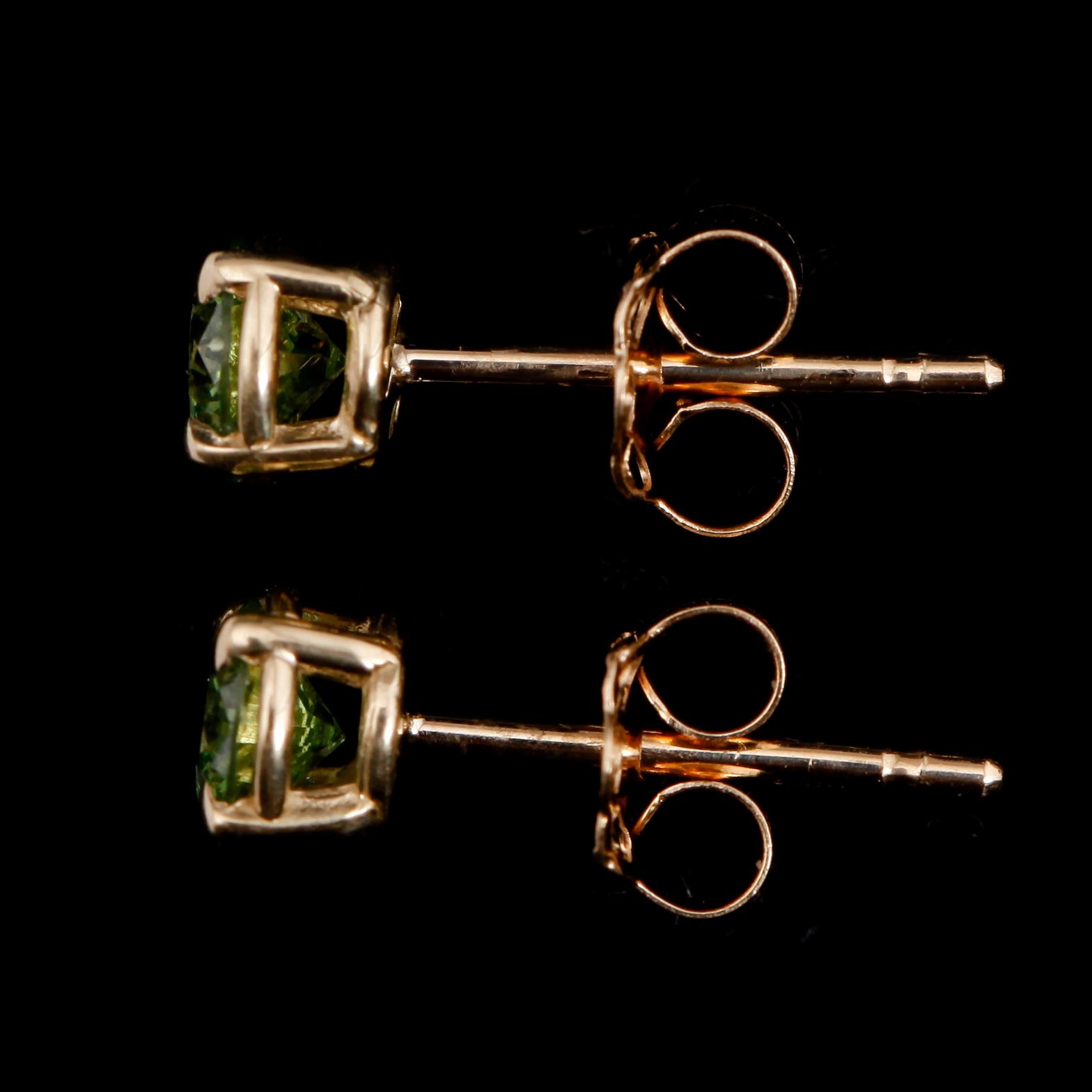 ÖRHÄNGEN, 1 par, 14 k guld, med gröna briljantslipade diamanter 0.53 ct.