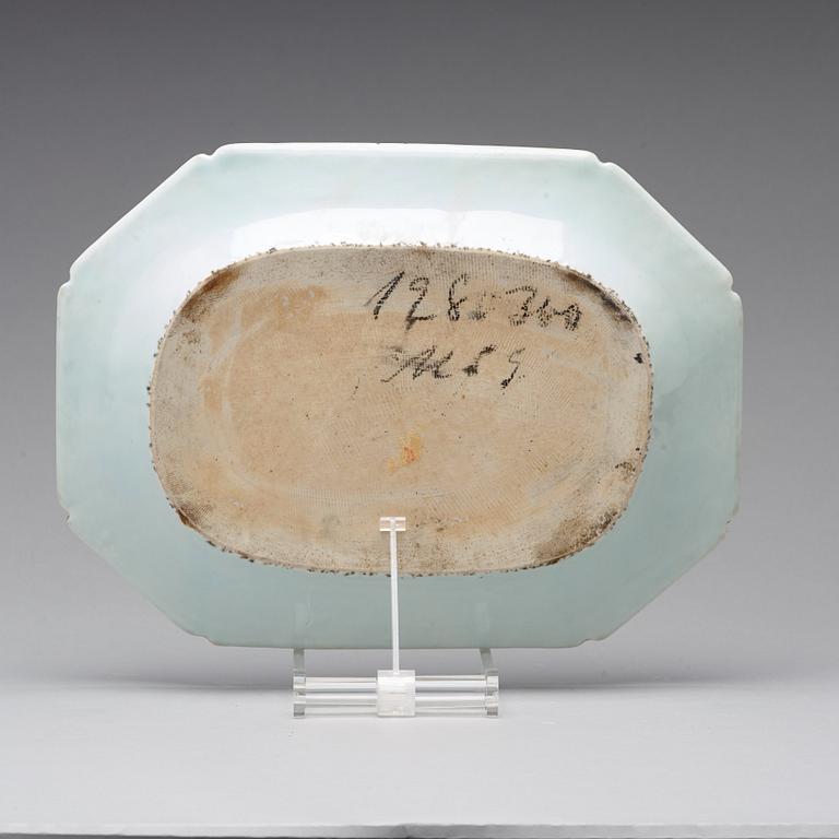 STEKFAT, porslin. Qingdynastin, Qianlong (1736-95).