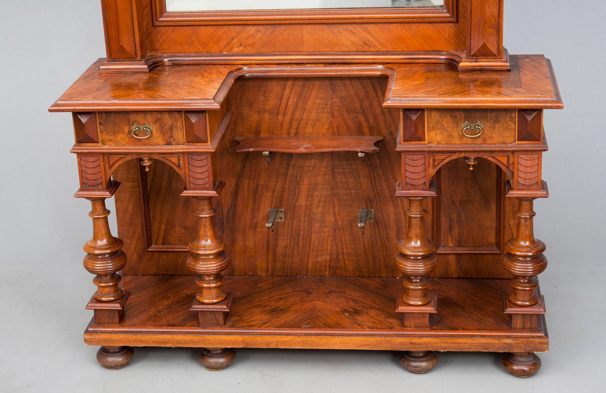SPEGEL med KONSOLBORD, renässansstil, 1800-talets slut.