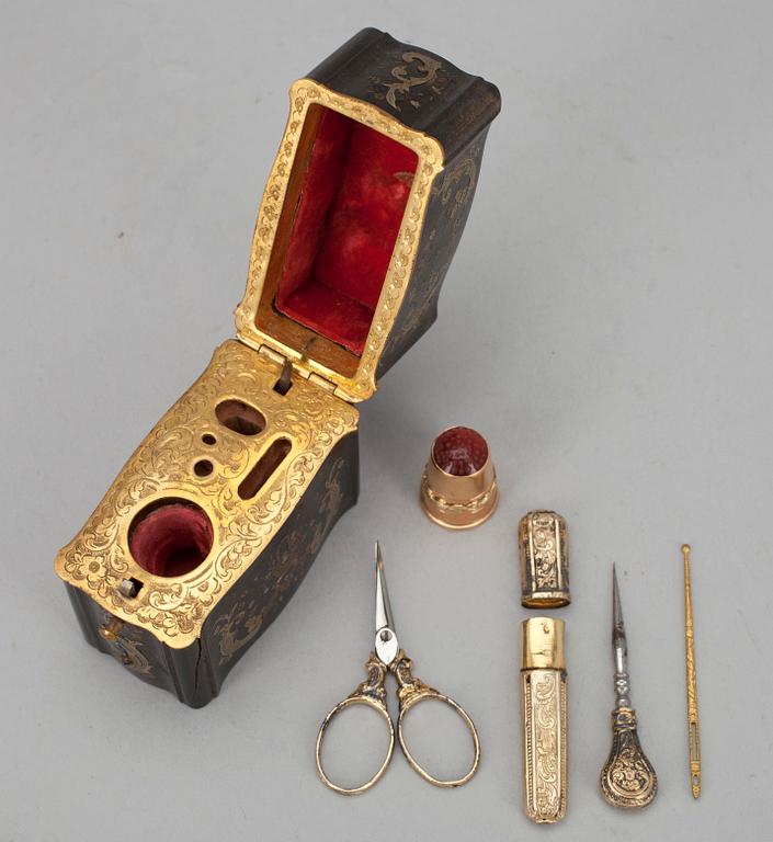 OMPELURASIA, kilpikonnankuorta ja kullattuja metalliosia, 1800-luku.