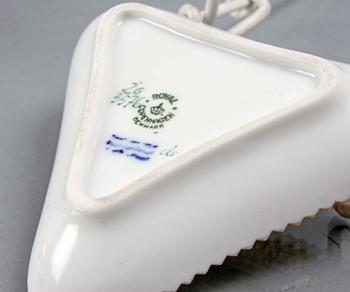 LOCKASK PÅ FAT, porslin. Royal Copenhagen "Flora Danica".