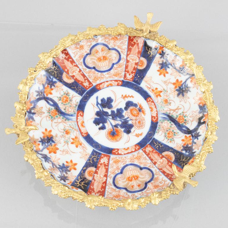A dish and a pair of pots, porcelain, Japan, early 20th century.