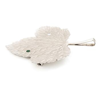 Brooch/pendant in the shape of a leaf, 18K white gold set with brilliant-cut diamonds and an emerald.