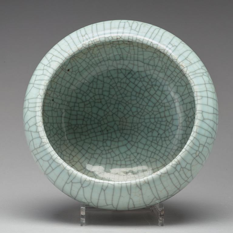 A ge-glazed bowl/censer, Qing dynasty.