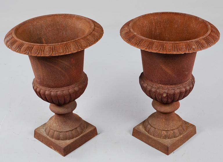 TRÄDGÅRDSURNOR, ett par, metall, 1900-talets anda hälft.