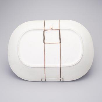 BIRGER KAIPIAINEN, A CERAMIC DISH. Pansy fountain. Signed Kaipiainen, Arabia. Late 1970s.