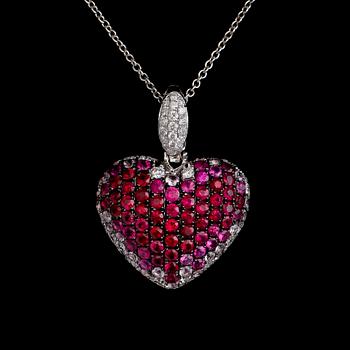 HÄNGE MED KEDJA, 18 k vitguld, briljantslipade diamanter tot ca 0,60 ct , safirer tot ca 0,68 ct och rubiner tot ca 2,31.