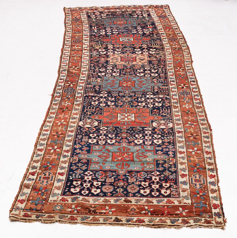 A persian gallery carpet, ca 400 x 110 cm.