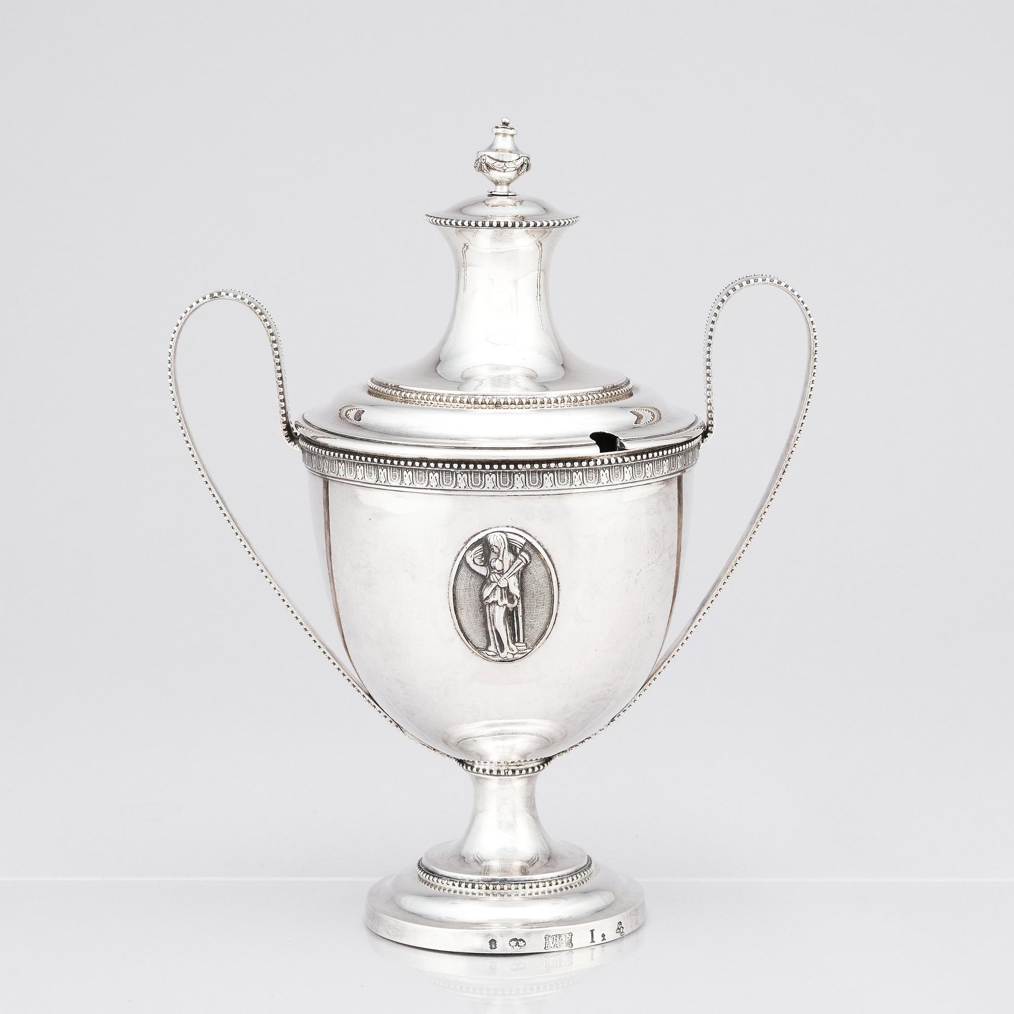Johan Schvart, sockerskål med lock, silver, Karlskrona 1791. Strösked, silver. Gustaf Möllenborg, Stockholm 1892.