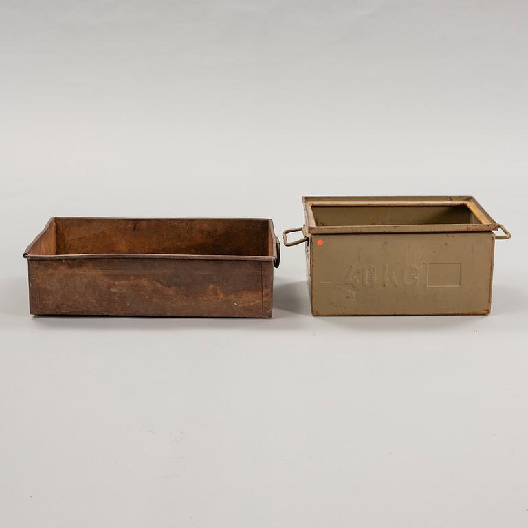 A set of 14 pcs metal boxes.