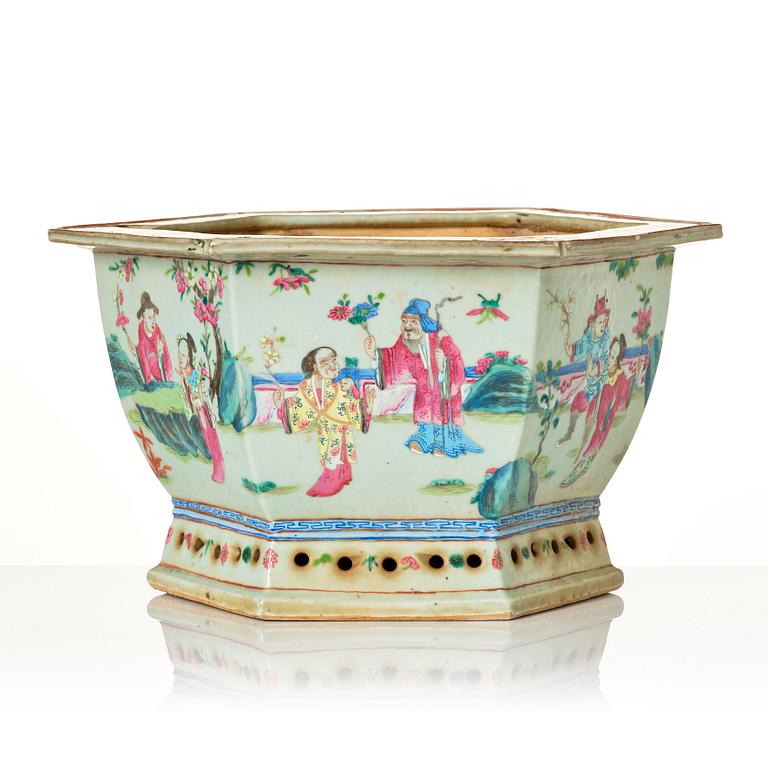 A large famille rose flower pot, Qing dynasty, 19th Century.