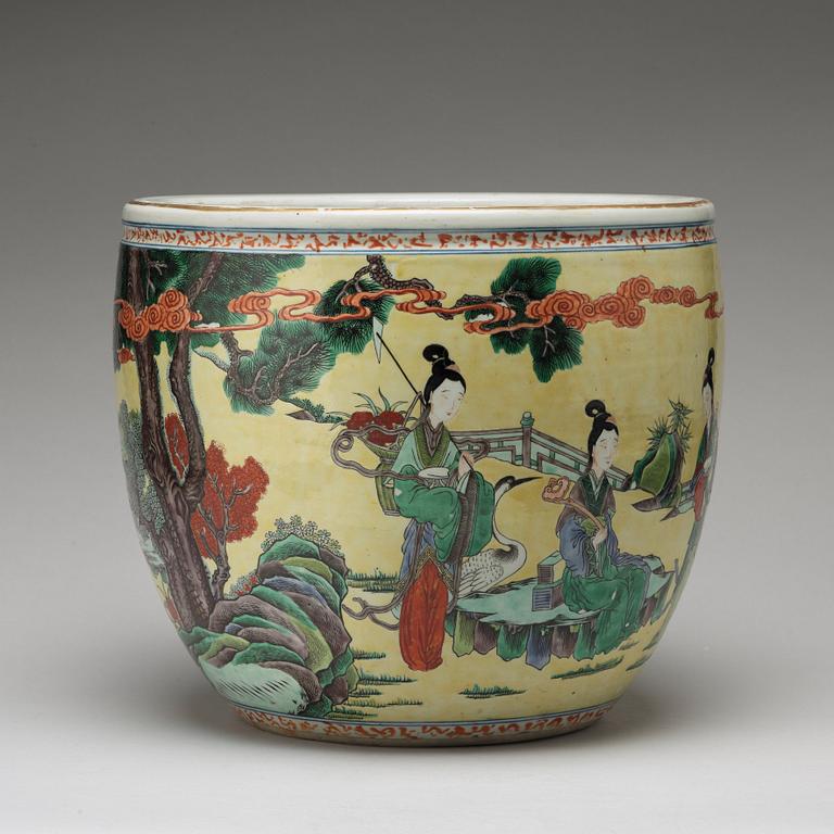 A large flower pot, Qing dynasty, circa 1900.