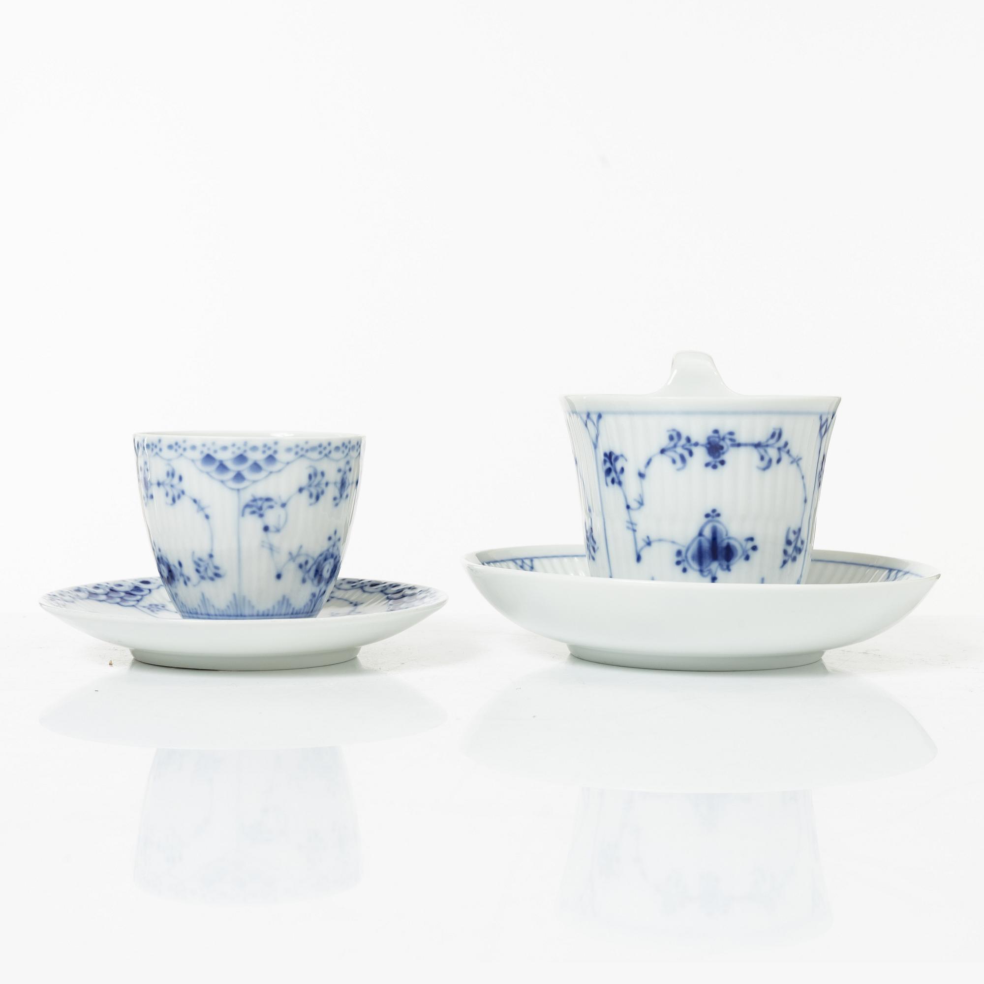 Royal Copenhagen, Service 82 pieces, Musselmalet, half lace.