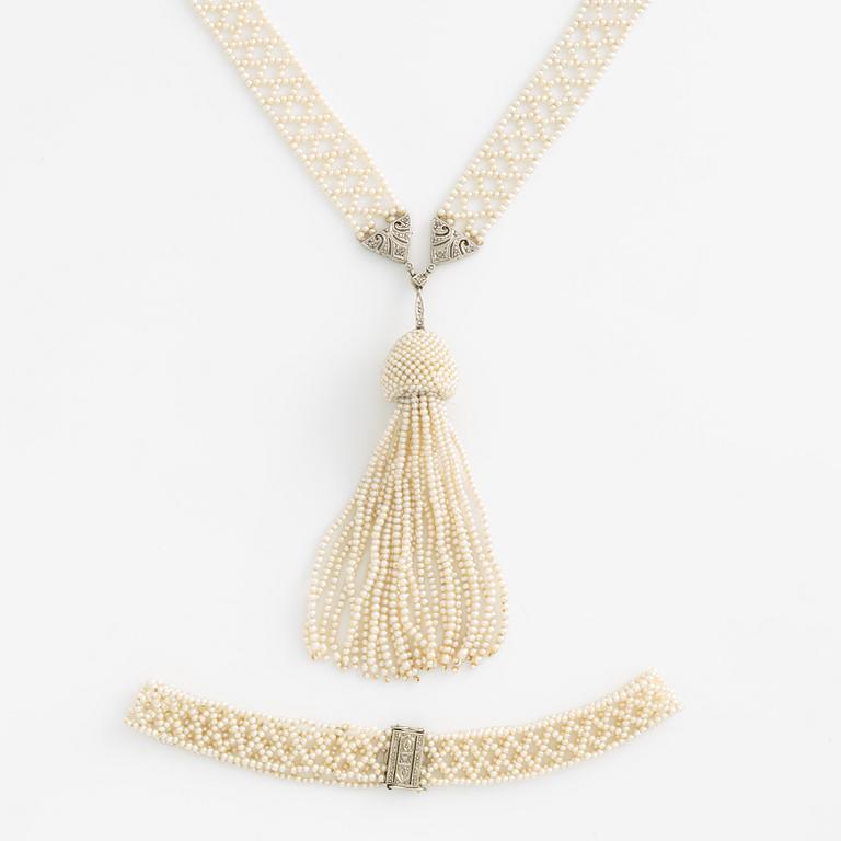 A seed pearl necklace and bracelet.