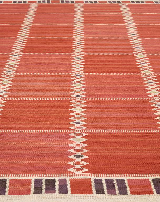 Barbro Nilsson, A CARPET. "Salerno kallröd med enkel bård". Flat weave. 315,5 x 217,5 cm. Signed AB MMF BN.