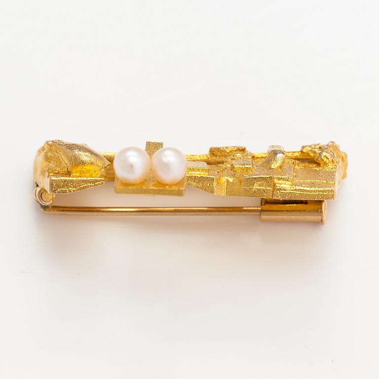 Björn Weckström, A 14K gold brooch "Rimefrost" with cultured pearls. Lapponia 1967.