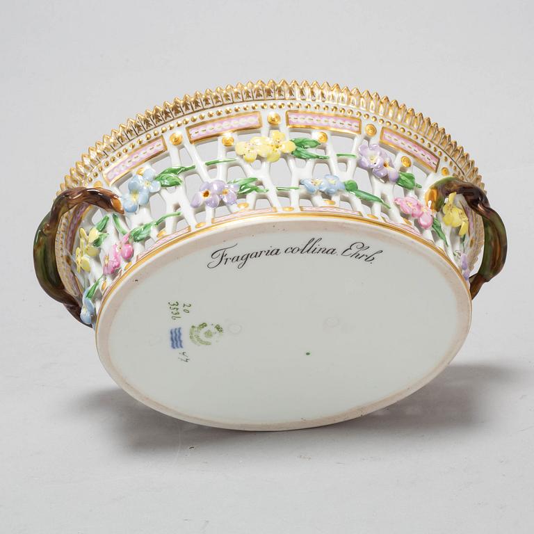 GALLERKORG med FAT, porslin. Royal Copenhagen, "Flora Danica", Danmark, 1900-tal.