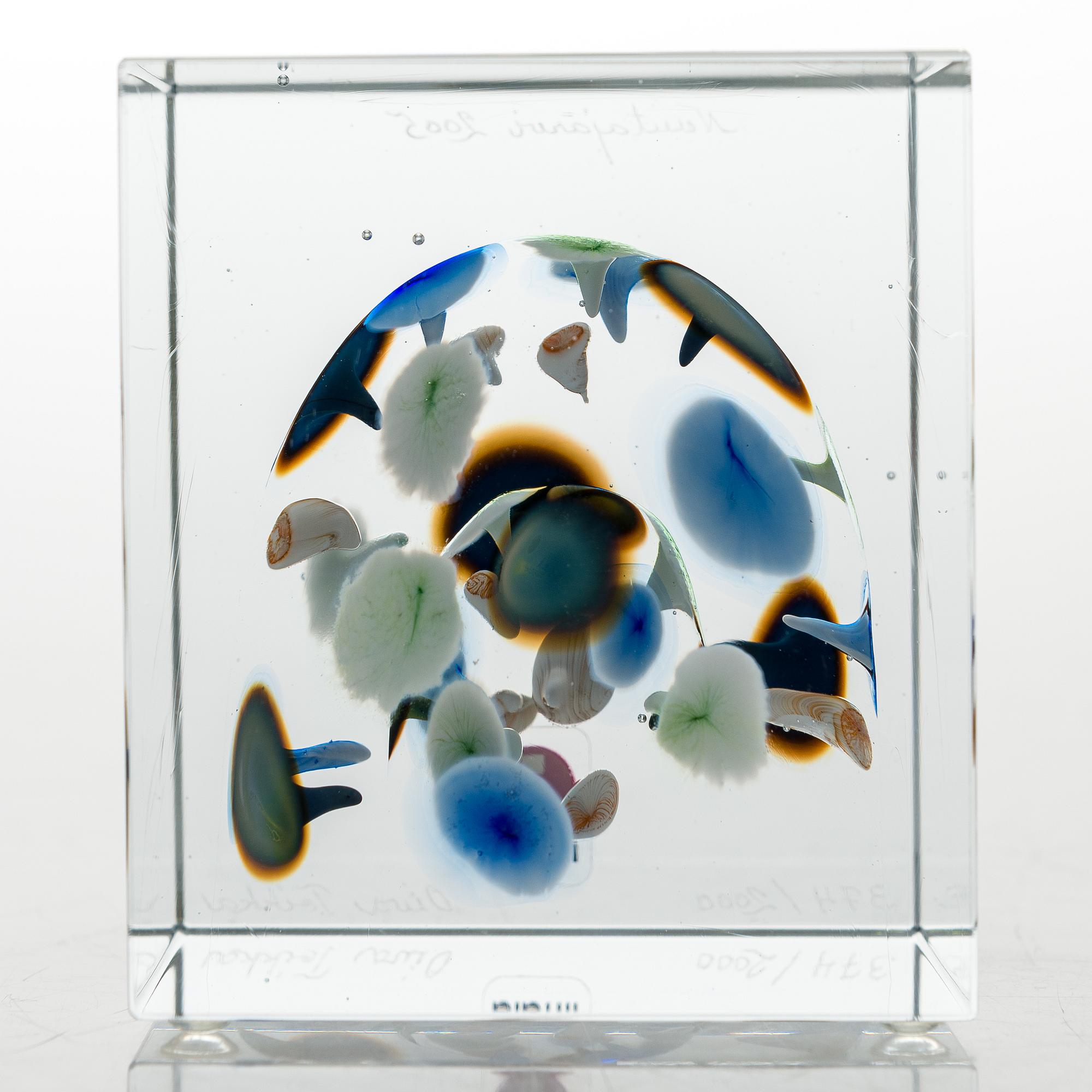 OIVA TOIKKA, An annual glass cube, signed Oiva Toikka Nuutajärvi 2005 and numbered 374/2000.