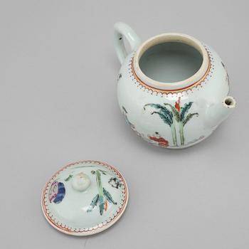 A chinese famille rose teapot with cover, Qing dynasty, Qianlong (1736-95).