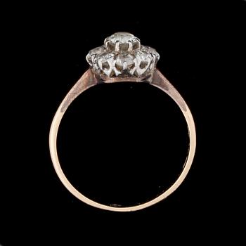 RING, 18k guld, besatt med antikslipade diamanter, totalt ca 0,59 ct. 1910. Vikt ca 2,3 g.