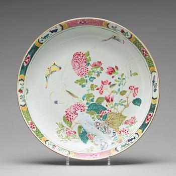 819. A large famille rose dish, Qing dynasty, Qianlong (1736-95).