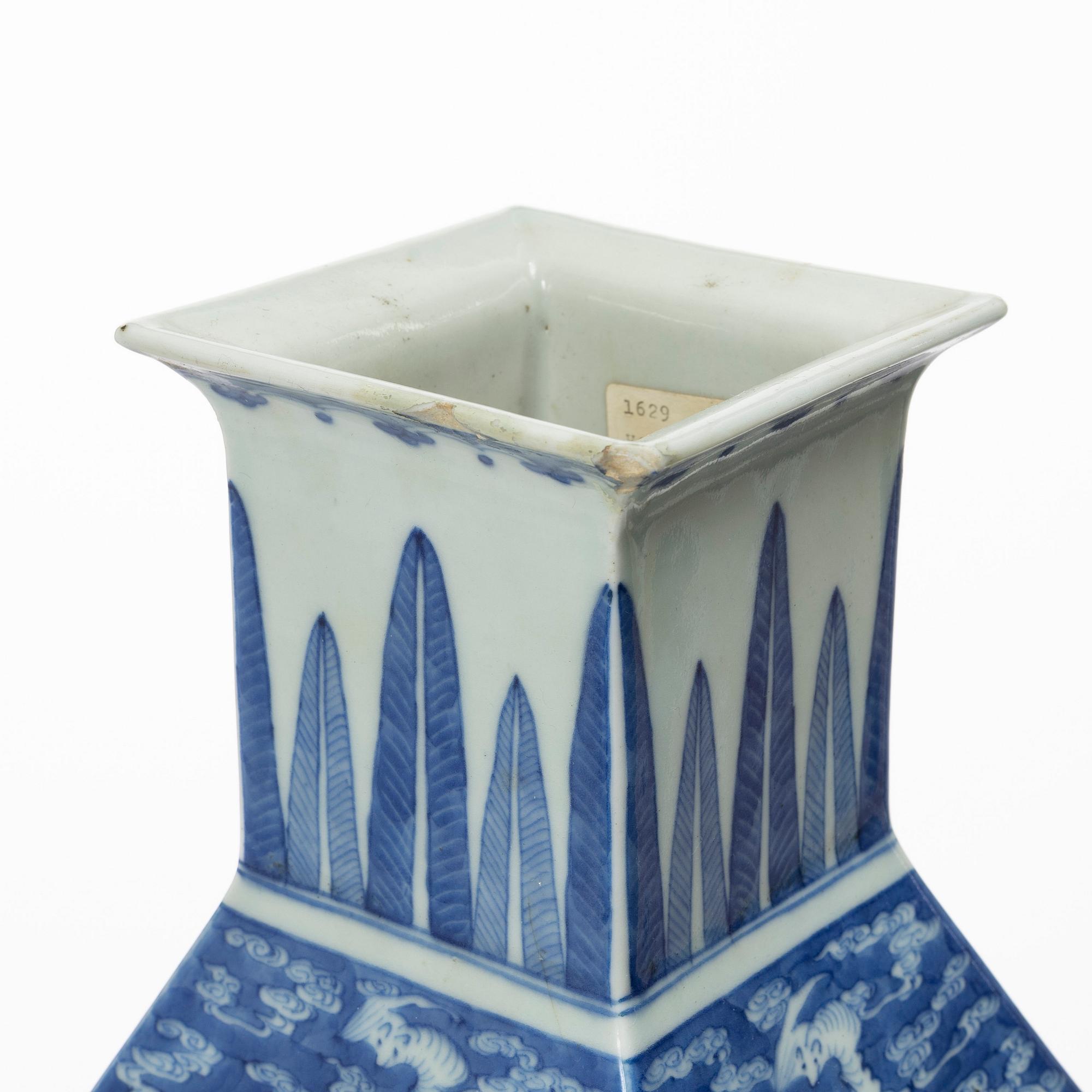A blue and white porcelain vase, China, 19th century.
