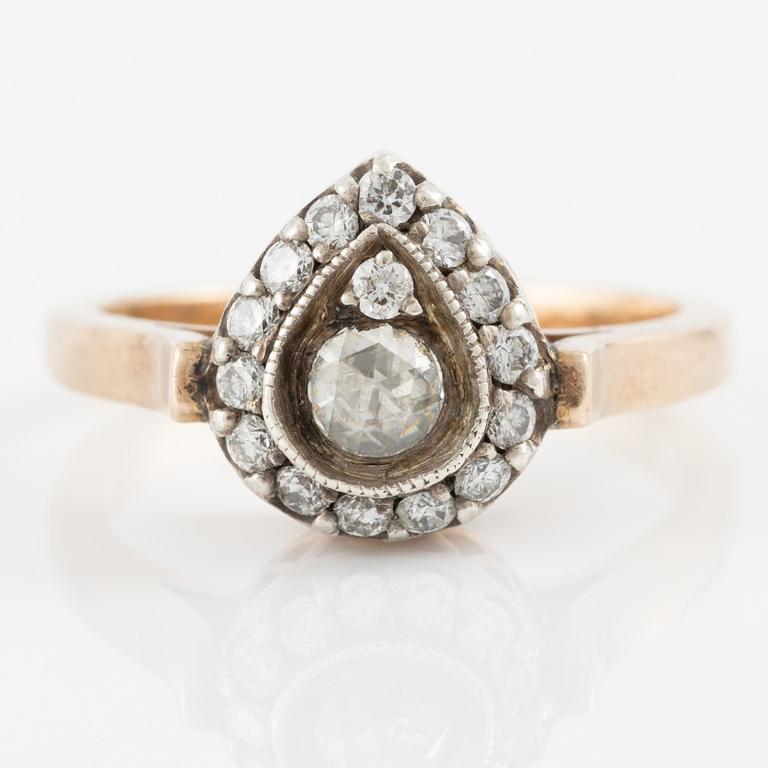 Ring silver och låghaltigt guld med en rosenslipad diamant och runda briljantslipade diamanter.