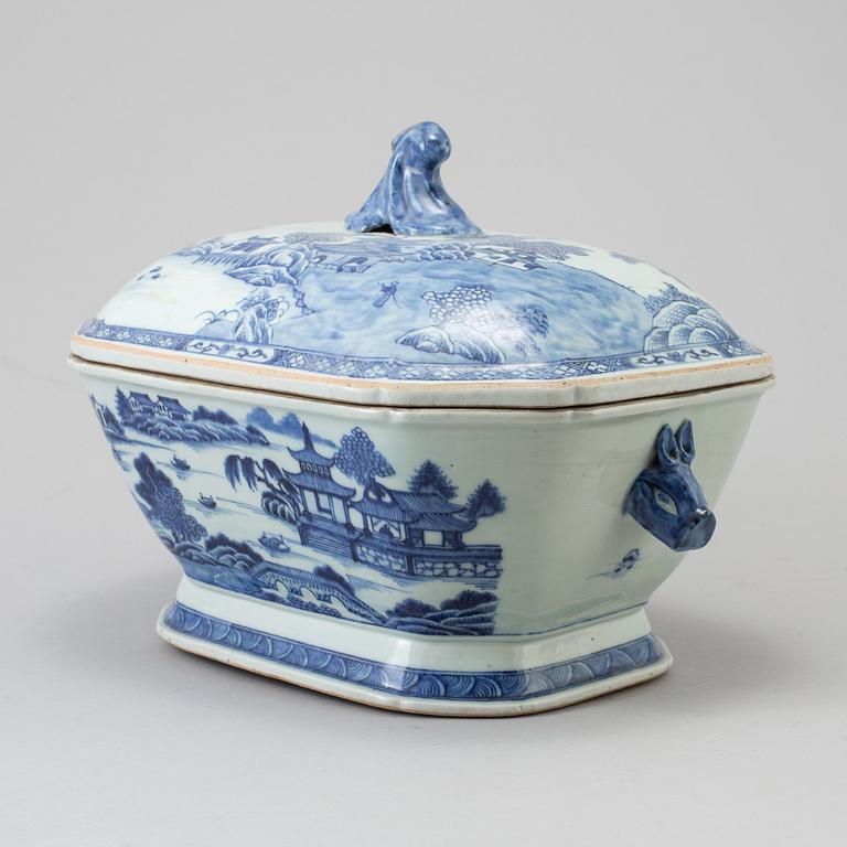A Chinese export porcelain blue and white tureen and cover, Qianlong (1736-1795).