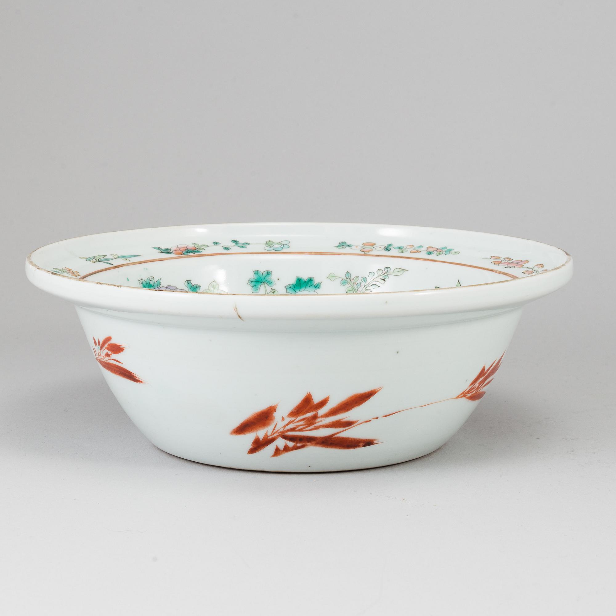 A famille rose wash basin, Qing dynasty, late 19th century.