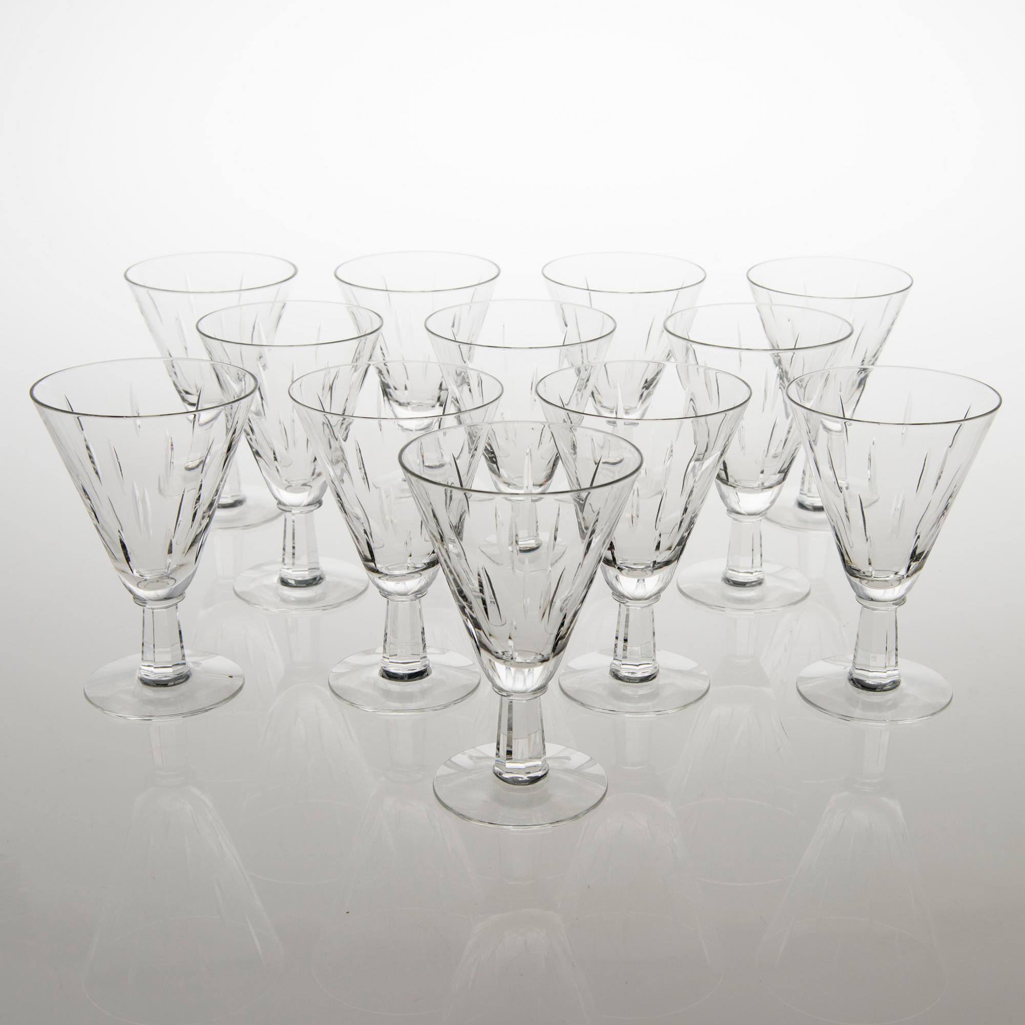 SAARA HOPEA 71-piece Inari crystal stemware set for Nuutajärvi. Designed in 1953.
