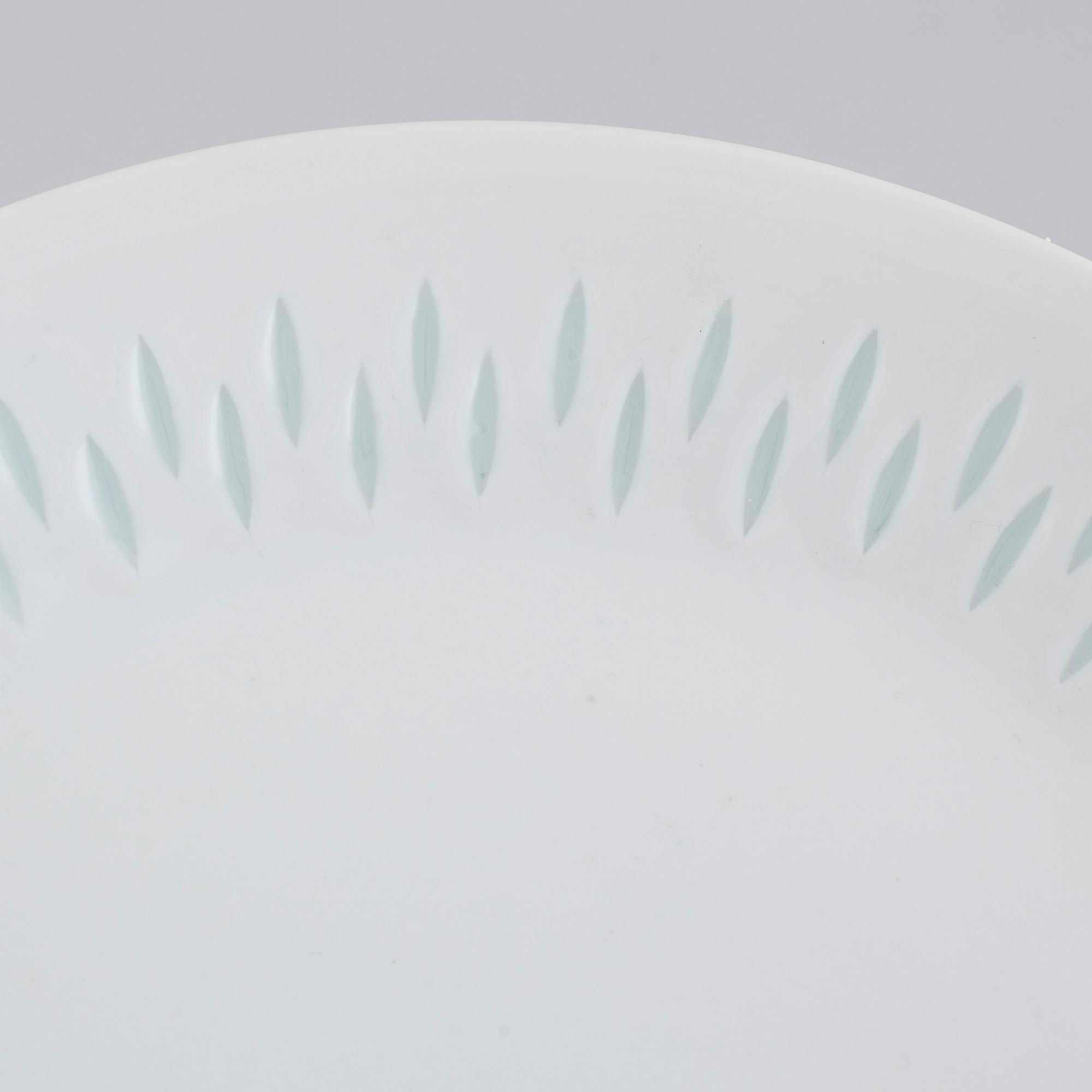 20 pieces of porcelain table ware, designed by Friedl Kjellberg for Arabia.