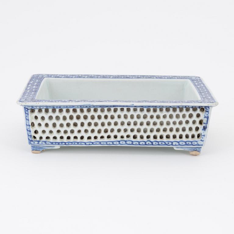 A group of Chinese blue and white porcelain, Qing dynasty and 20th Century. (eight pieces).