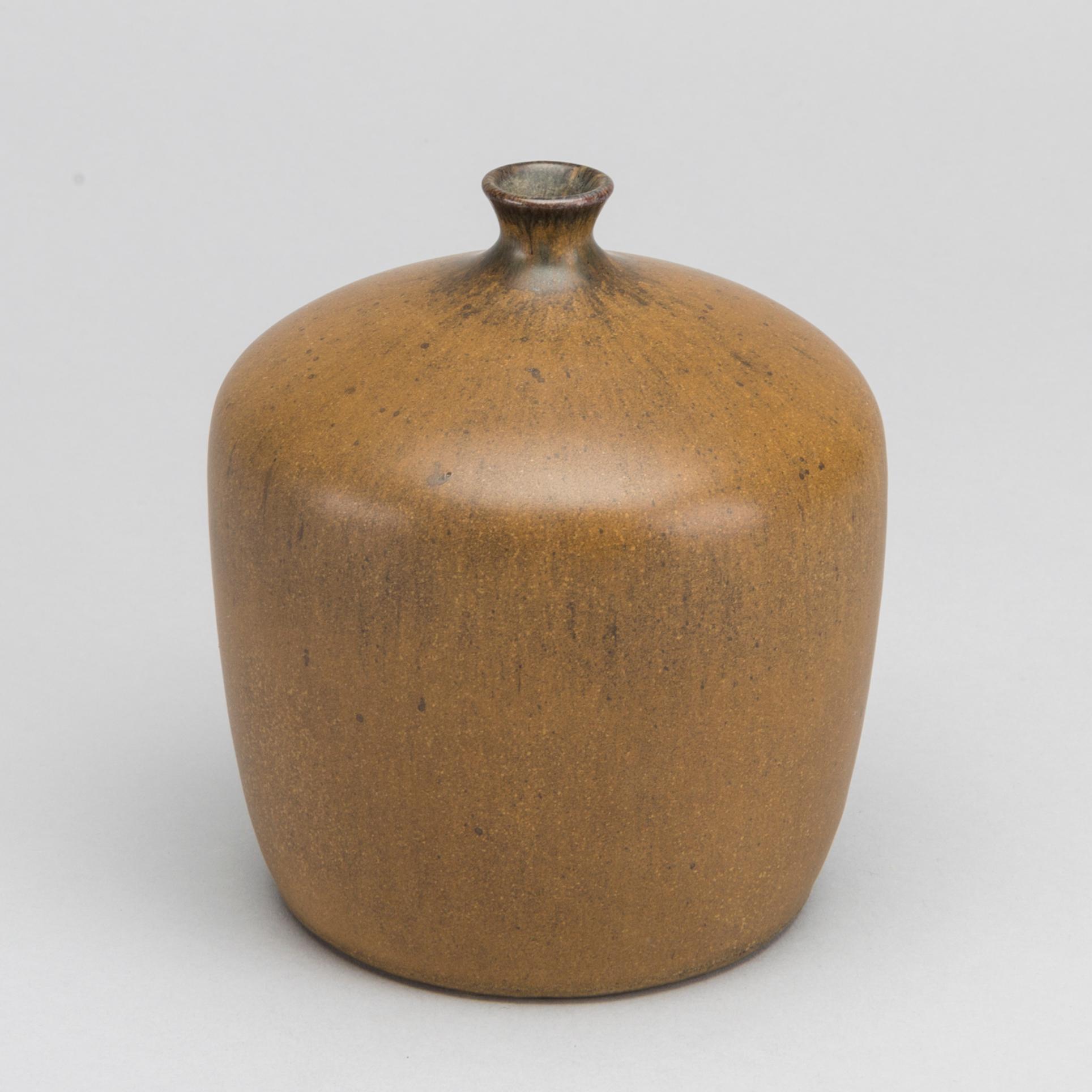 価格応相談　Ake Holm#236Rovarna pa korset ÅKE HOLM, a signed stoneware vase. - Bukowskis