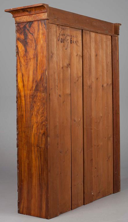 BOKSKÅP, valnöt. 1800-talets mitt.