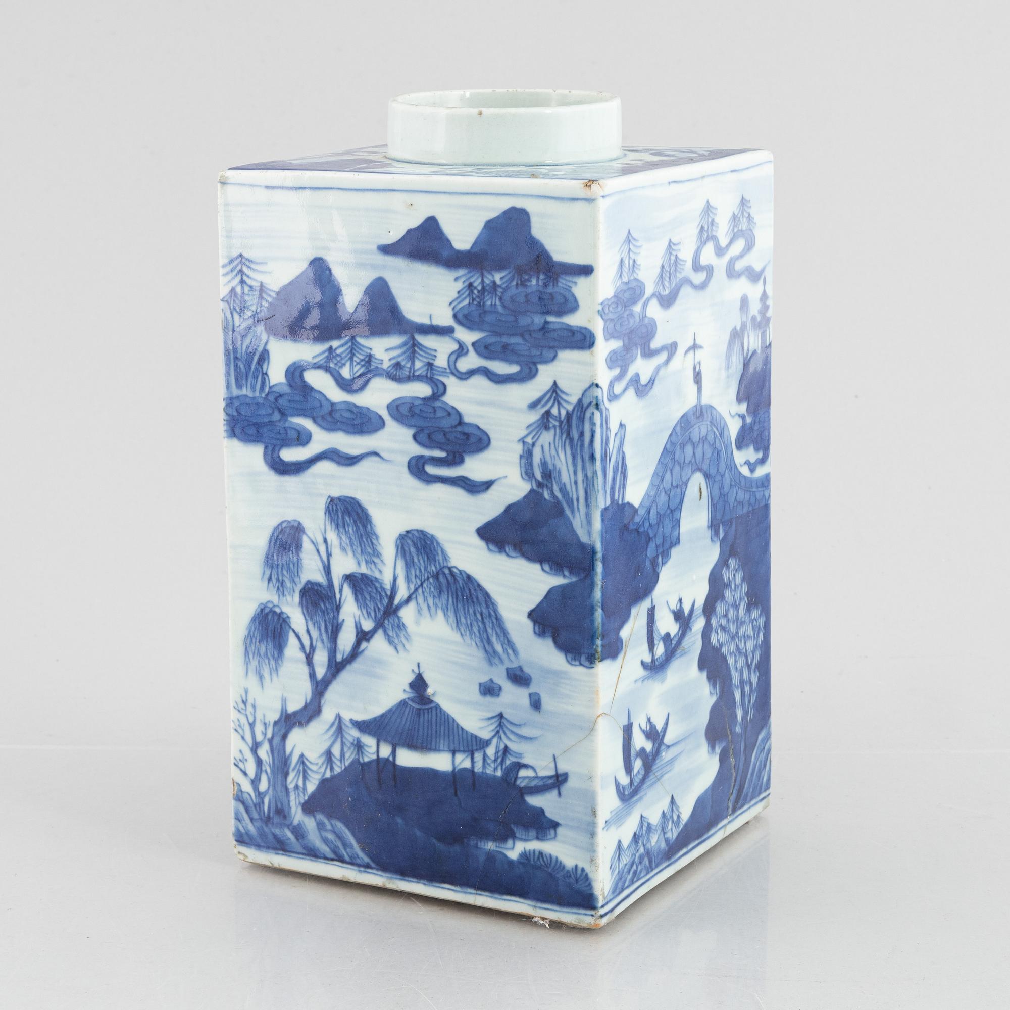 A Chinese blue and white porcelain vase, late Qing dynasty.