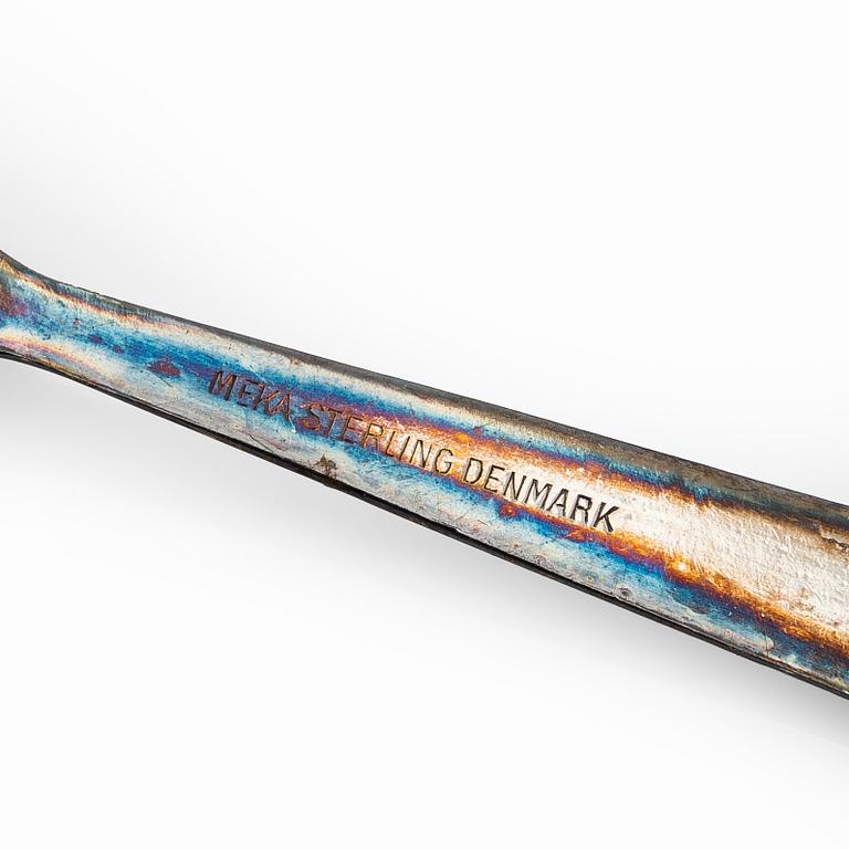 Suolakkoja pienillä lusikoilla 6 kpl ja sirottimia 6 kpl, lasia, hopeaa ja emalia. Tanska.