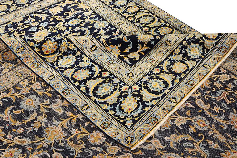 A Kashan carpet, a. 385 x 287 cm.